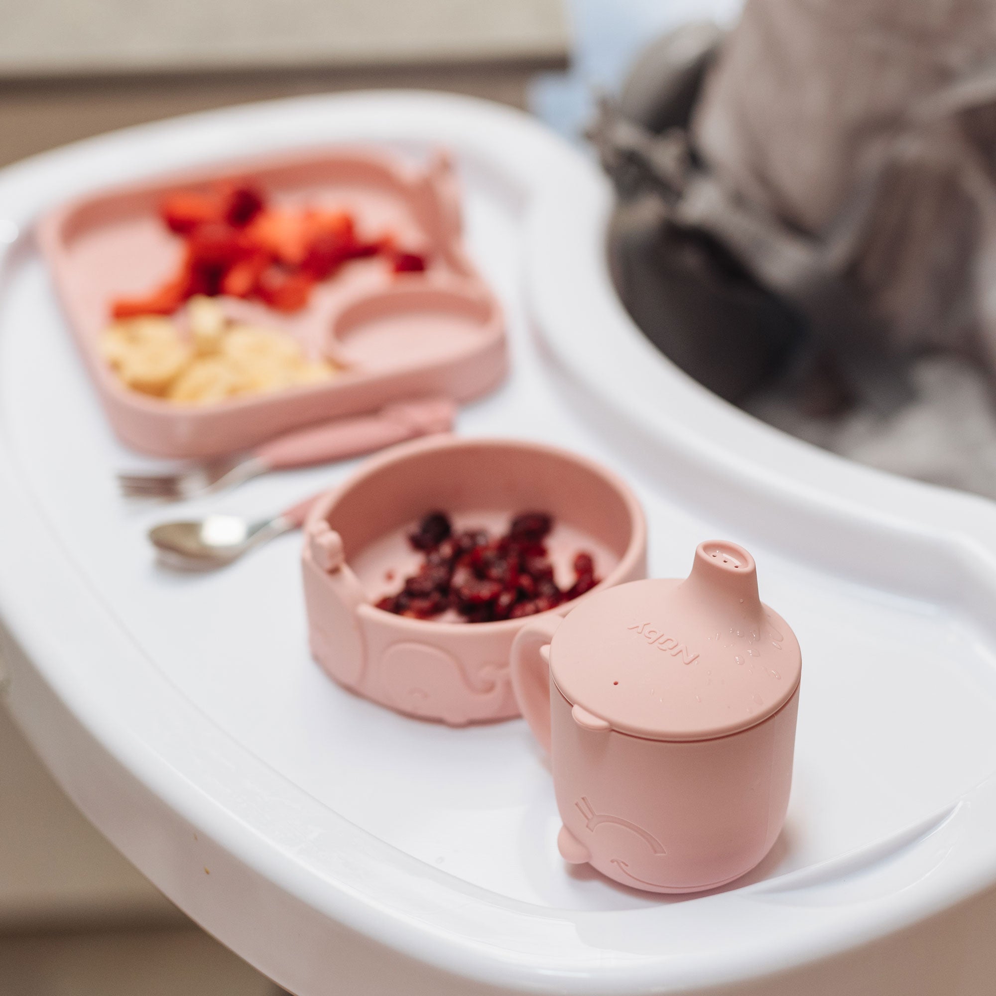 Animal Friends 6-Piece Dinnerware Set - Pink Whale